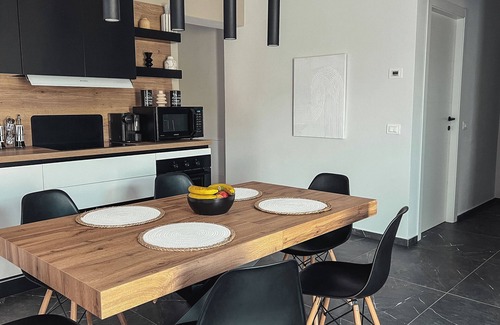 Savio Apartment | Modern 2BR 2BA Apt Sleeps 6 Free Parking
