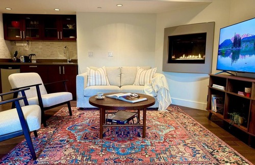 West Vancouver House | Modern 2BR/2BA Suite close to City, Sea and Ski Hills.