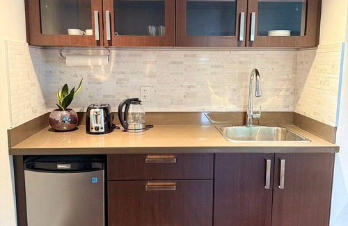 West Vancouver House | Modern 2BR/2BA Suite close to City, Sea and Ski Hills.