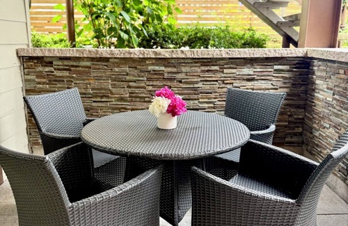 West Vancouver House | Modern 2BR/2BA Suite close to City, Sea and Ski Hills.