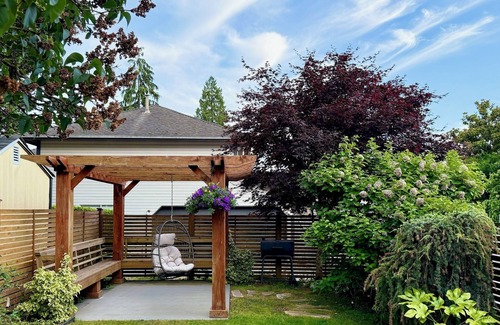 West Vancouver House | Modern 2BR/2BA Suite close to City, Sea and Ski Hills.