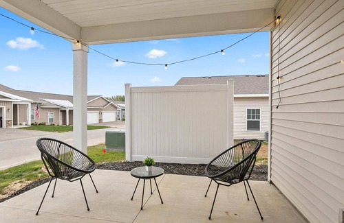 Grandville Condo | Modern 2BR + 2BA Condo with Garage & Patio