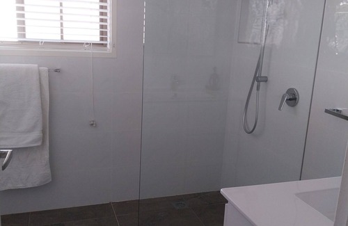 Burleigh Waters Apartment | Modern 2BR/2BA Oasis - Minutes from Burleigh Heads Beach.