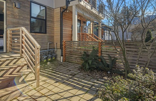 Eastlake House | Modern 2BR + 2BA Townhome - Eastlake/Lake Union