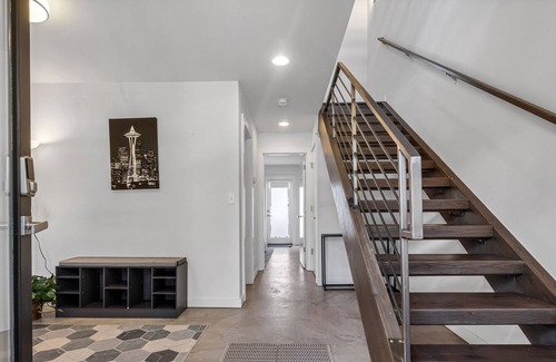 Eastlake House | Modern 2BR + 2BA Townhome - Eastlake/Lake Union