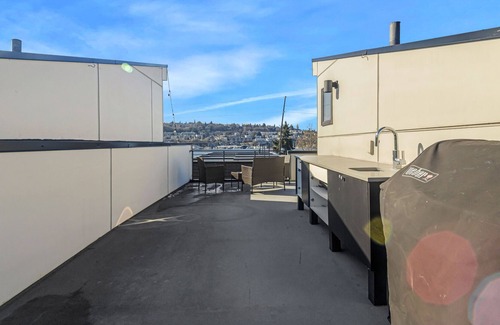 Eastlake House | Modern 2BR + 2BA Townhome - Eastlake/Lake Union