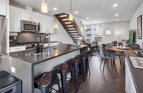 Eastlake House | Modern 2BR + 2BA Townhome - Eastlake/Lake Union