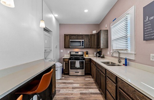 El Paso Condo | Modern 2BR/2BA Work Desks + 3 TV El Paso