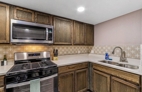 El Paso House | Modern 2BR/2BA Work Desks, 3 TVs