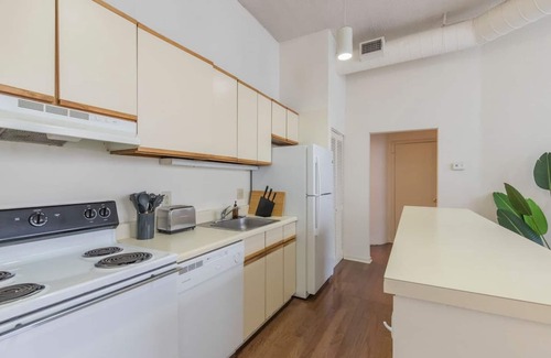 Newbold Condo | Modern 2BR Apartment w Free Parking, Gym, Close to shops, 24/7 FD