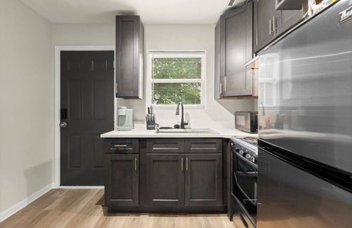 Summerhill Apartment | Modern 2BR Apartment in Summerhill Near Stadium, Universities & Downtown