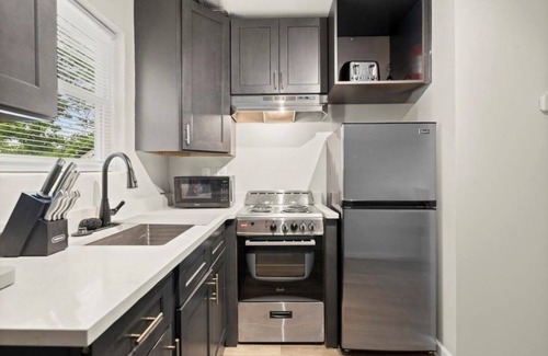 Summerhill Apartment | Modern 2BR Apartment in Summerhill Near Stadium, Universities & Downtown