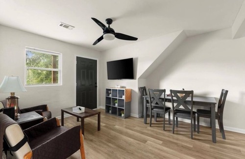Summerhill Apartment | Modern 2BR Apartment in Summerhill Near Stadium, Universities & Downtown