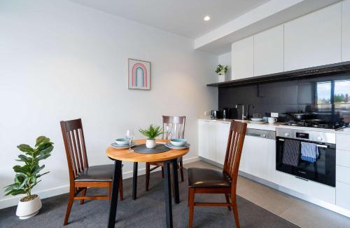 Hawthorn Apartment | Modern 2BR Apartment with Smart TV and Views
