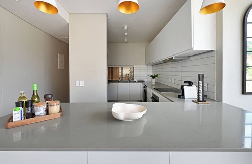 Schotsche Kloof Apartment | Modern 2BR Apartment with Stunning Mountain Views