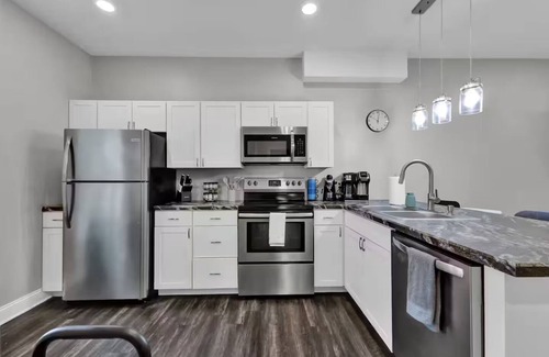 St. Joseph Apartment | Modern 2BR Apt, Pets + Laundry, Near Univ & Mosaic