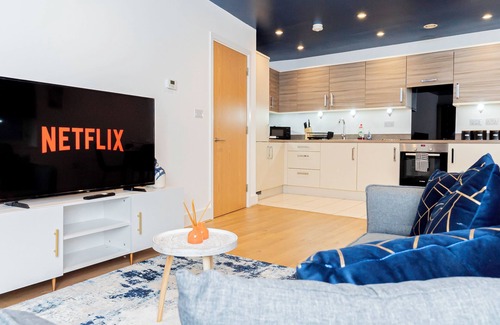 Southampton Apartment | Modern 2BR Apt w/Balcony & Free Parking