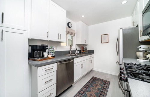Huntington Beach Condo | Modern 2BR Condo, Steps to Ocean, BBQ, Surfboard, XBOX & Ps4, E-bikes, Pets OK