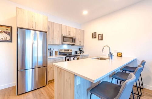 Golden Condo | Modern 2BR Condo w/Mts. View