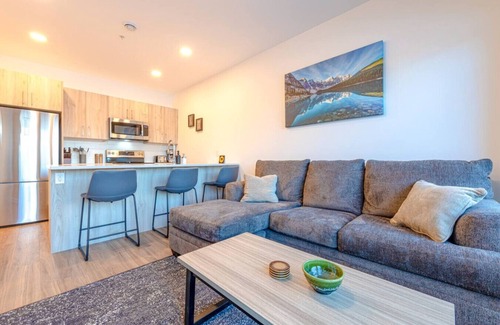 Golden Condo | Modern 2BR Condo w/Mts. View