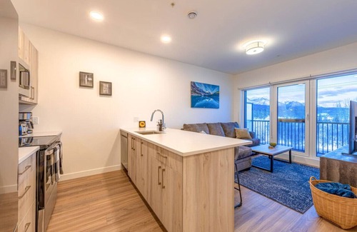 Golden Condo | Modern 2BR Condo w/Mts. View