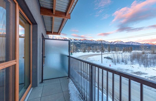 Golden Condo | Modern 2BR Condo w/Mts. View