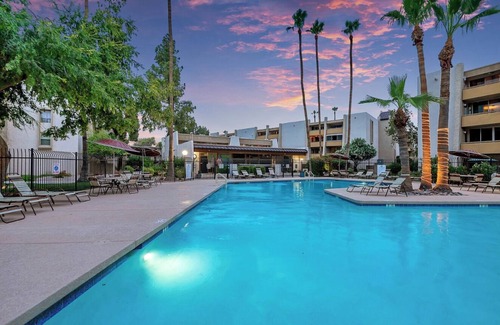 South Scottsdale Condo | Modern 2BR Condo w/Pool Access near Old Town