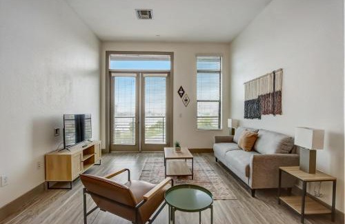 Tempe Apartment | Modern 2BR CozySuites on Town Lake waterfront 12