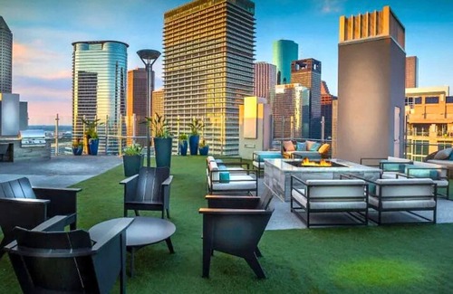 Central Business District Condo | Modern 2BR Downtown Houston High-Rise w/Skyline Views, Rooftop Pool & 24h Gym
