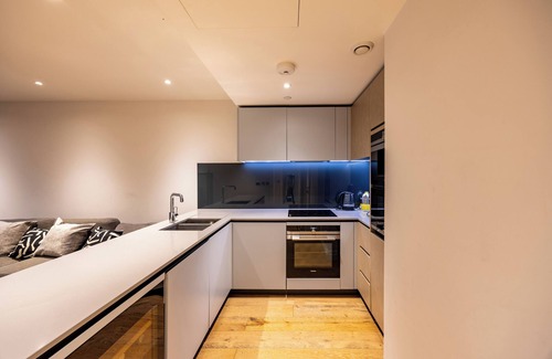 Nine Elms Apartment | Modern 2BR Flat w/Balcony – Prime London Location