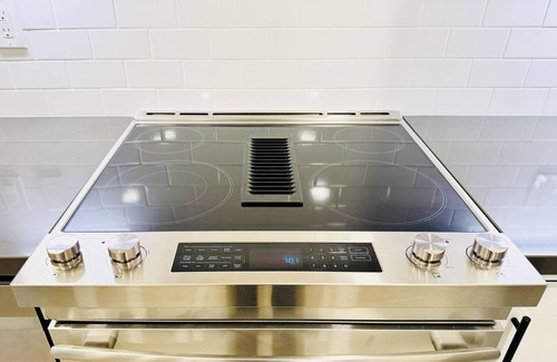South San Jose Apartment | Modern 2BR Guest Suite w/Kitchen, W&D, AC, Fire Pit, Giga Wifi - 10 mins to SJC