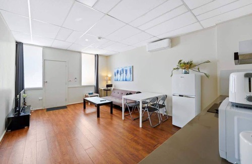 Huntingdale House | Modern 2BR home at Huntingdale