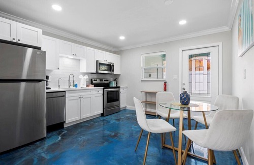 West Palm Beach House | Modern 2BR/Hot Tub/Pergola Games