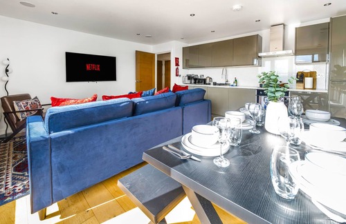 Camberley Apartment | Modern 2BR in Surrey | Pet-Friendly, WiFi, Parking
