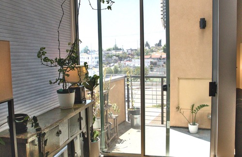 Silver Lake House | Modern 2BR + Loft Family Home, steps to Echo Park