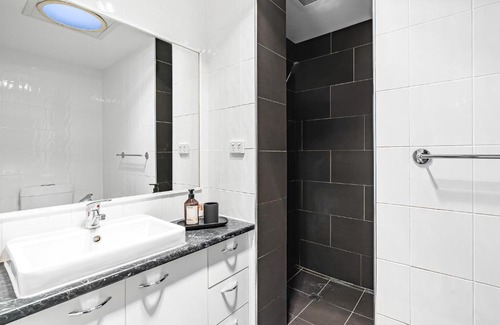 Spring Hill Apartment | Modern 2BR Luxe Apartment