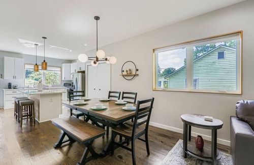 Durham Apartment | Modern 2BR near Tobacco Trail w/rooftop deck
