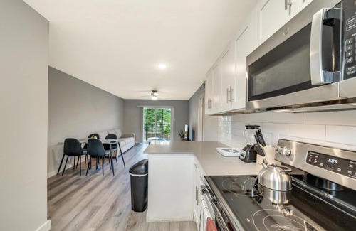 Hyde Park Apartment | Modern 2BR Near UT Hyde Park Evonify