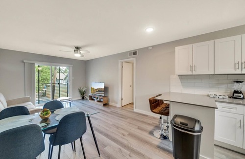 Hyde Park Apartment | Modern 2BR Near UT Hyde Park Evonify