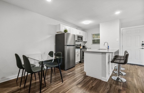 Hyde Park Apartment | Modern 2BR Near UT | Hyde Park | Evonify 5332