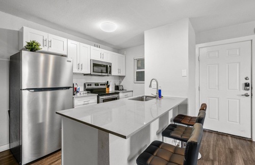 Hyde Park Apartment | Modern 2BR Near UT | Hyde Park | Evonify 5332