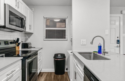 Hyde Park Apartment | Modern 2BR Near UT | Hyde Park | Evonify 5332