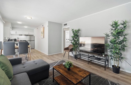 Hyde Park Apartment | Modern 2BR Near UT | Hyde Park | Evonify 3136