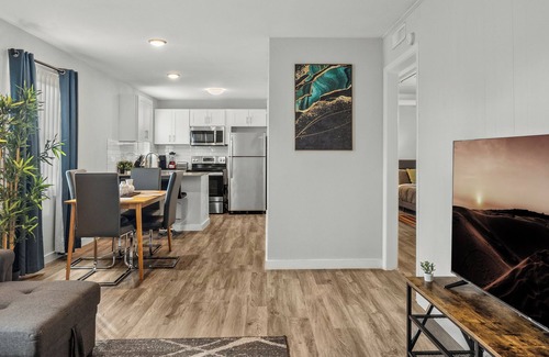 Hyde Park Apartment | Modern 2BR Near UT | Hyde Park | Evonify 7378
