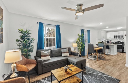 Hyde Park Apartment | Modern 2BR Near UT | Hyde Park | Evonify 7378
