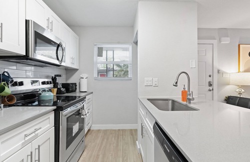 Hyde Park Apartment | Modern 2BR Near UT | Hyde Park | Evonify 5527