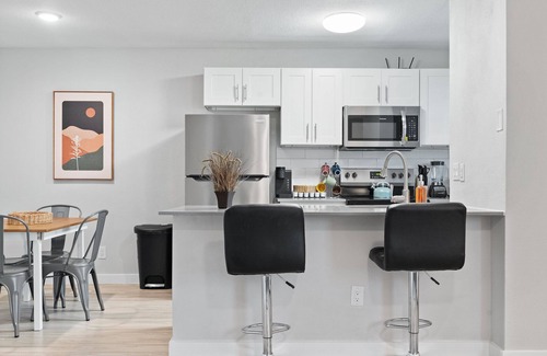 Hyde Park Apartment | Modern 2BR Near UT | Hyde Park | Evonify 5527