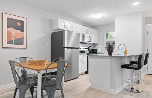 Hyde Park Apartment | Modern 2BR Near UT | Hyde Park | Evonify 5527