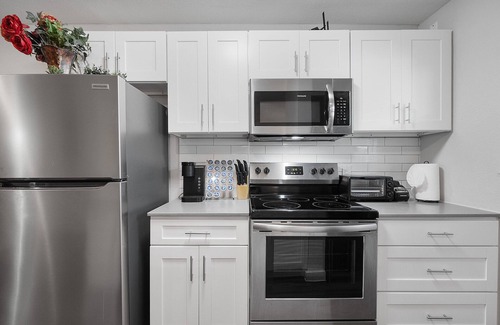 Hyde Park Apartment | Modern 2BR Near UT | Hyde Park | Evonify 7923