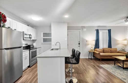 Hyde Park Apartment | Modern 2BR Near UT | Hyde Park | Evonify 7923